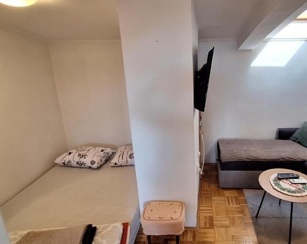 Apartman Ellye Lukavica Exterior photo